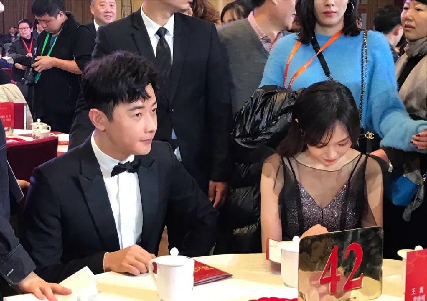 回顾唐嫣女儿出生都是罗晋照料丈夫弯腰提裙嫁给了爱情