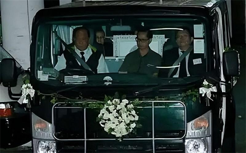 纪实灵车司机见人从不主动问好被亲友拉黑开车忌讳踩刹车