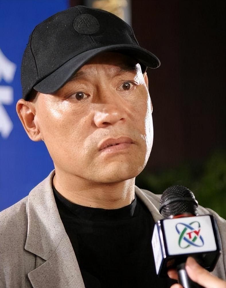 回顾演员巍子离婚后抱着儿子大哭如今儿子是他的骄傲