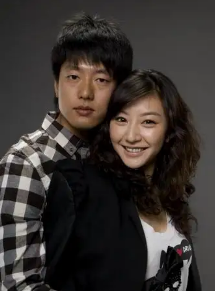 回顾唐一菲和凌潇肃结婚6年生下一儿一女她过得幸福吗