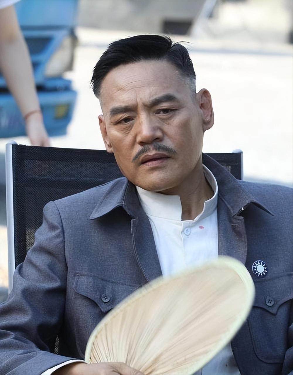 回顾演员巍子离婚后抱着儿子大哭如今儿子是他的骄傲