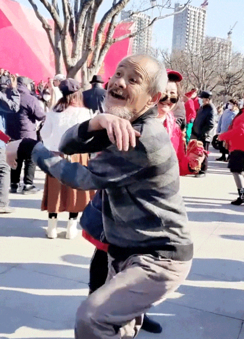 因为头顶几根儿白毛,还总笑嘻嘻的,被称为龟仙人;总在卷毛大姨身边