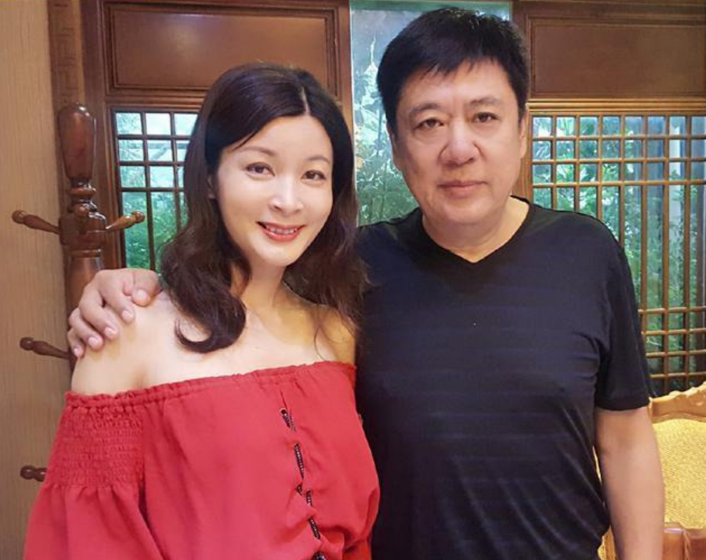 由于笔闭懦币恍拿ψ殴ぷ,加上女儿年纪还小,和刘晓丽离婚后,照顾