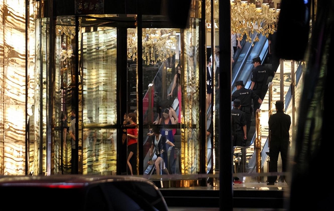 2016年郑州红馆覆灭记奢华堪比皇家一号出动15辆警用大巴抓人