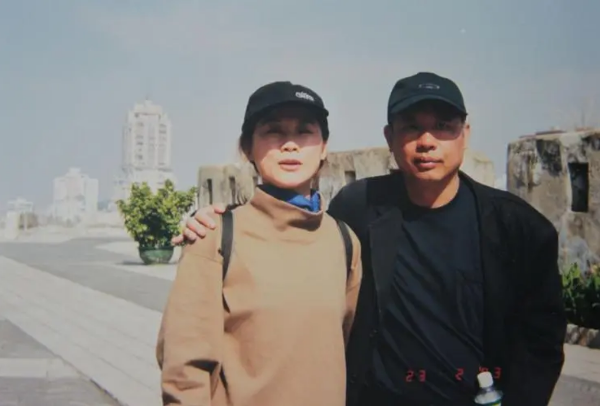 1994年,在男友何群的力捧下发展得非常不错的剧雪,受邀参演了冯小刚