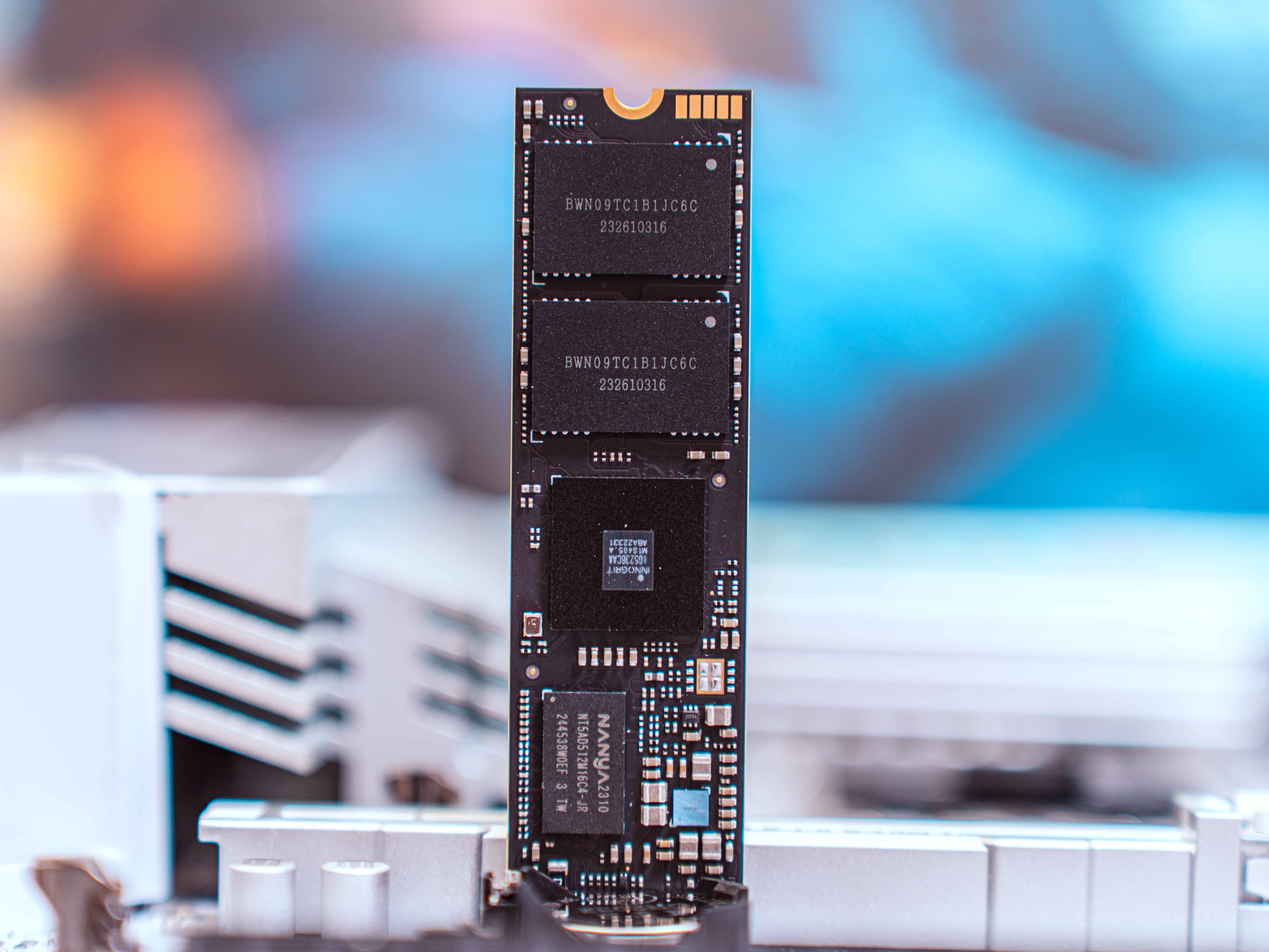 12nm 制造工艺,8 通道设计,最大支持 8tb 的容量,兼容主流的  mlc,tlc