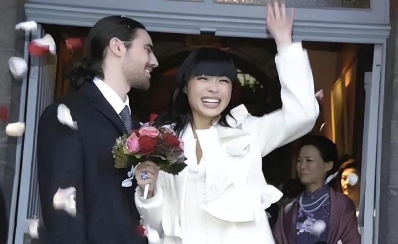 如今已经成为比利时王妃的李然,不仅没有忘记自己的祖国,还带着老公