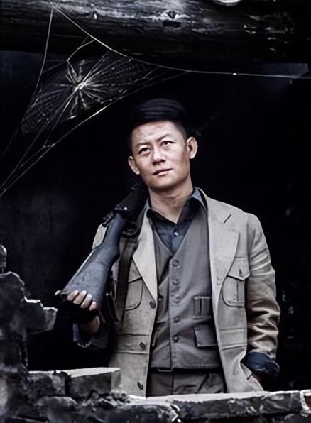 回顾李健19岁演戏42岁因狂飙走红娶了初中恋人成好男人