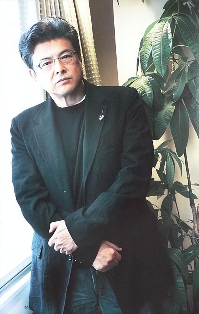 回顾71岁三浦友和头发花白依旧很帅两个儿子没有遗传他的高颜值