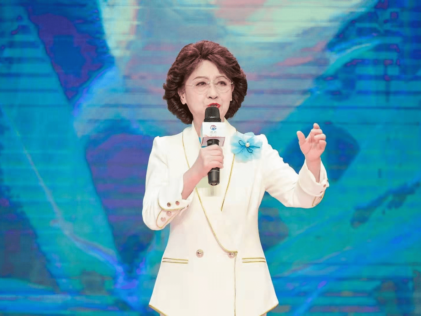 回顾央视主持人张悦退休8年又被央视返聘今72岁被誉为最美姥姥