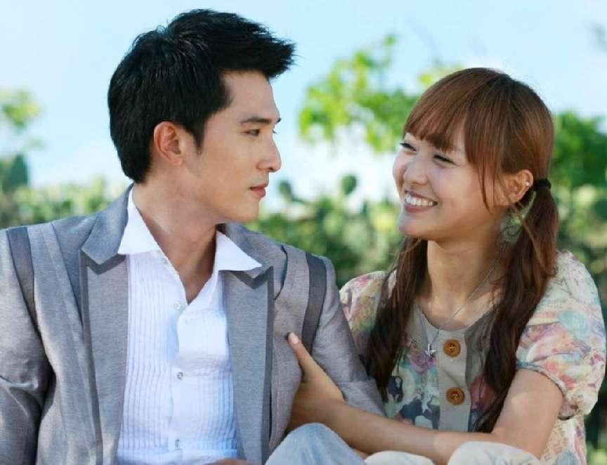 回顾唐嫣女儿出生都是罗晋照料丈夫弯腰提裙嫁给了爱情