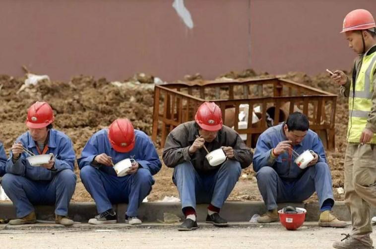 回顾农民工讨薪1560元20次未果跑到老板家蹲点结局害人害己