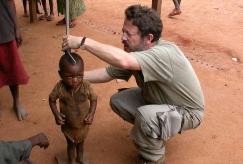 1865年非洲发现一矮人族成人身高13米8岁就发育成熟结婚生子