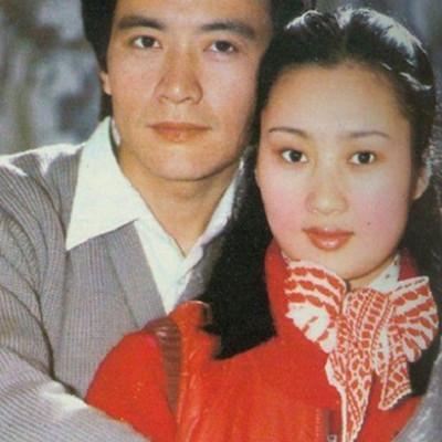 回顾周里京帅气阳刚三十年不敢忘亡妻成一生之痛