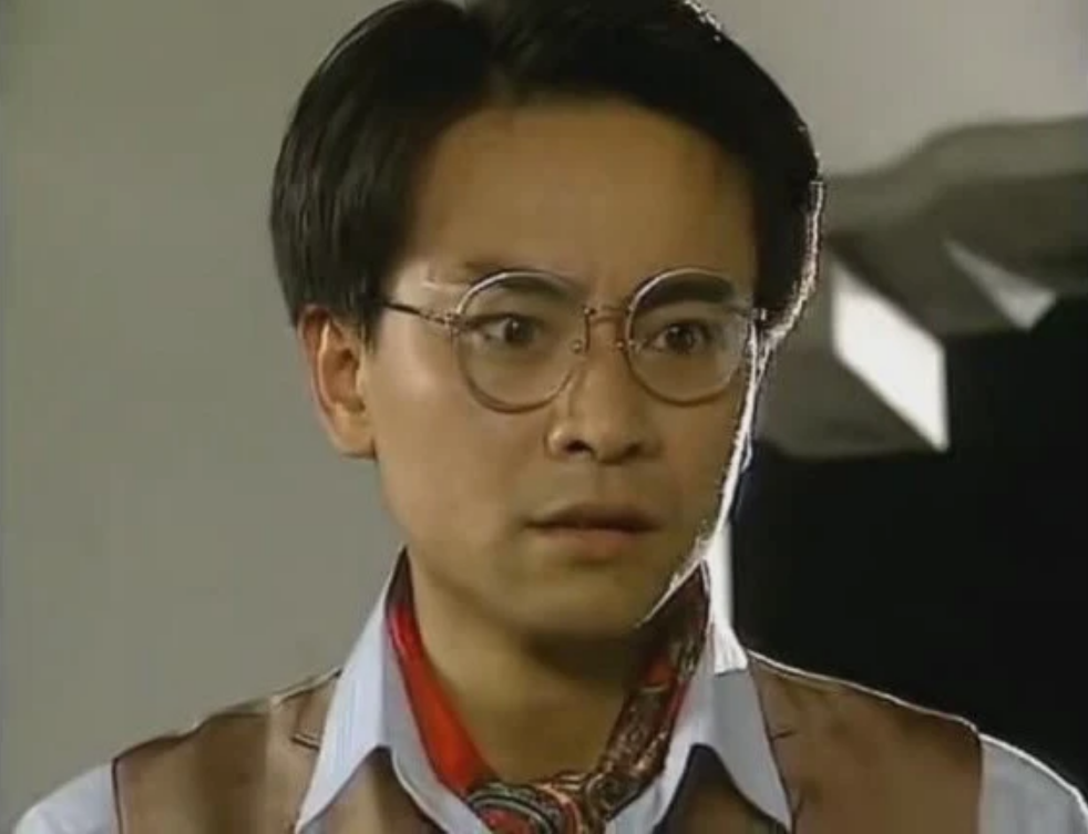 在《梅花三弄之水云间》这部剧中,罗钢扮演的是"汪子默"一角,是片中的