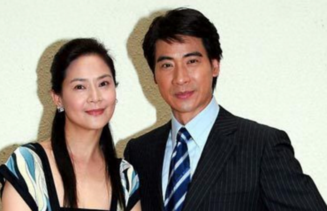 回顾俞小凡与丈夫恋爱10年生一双儿女如今怎样了