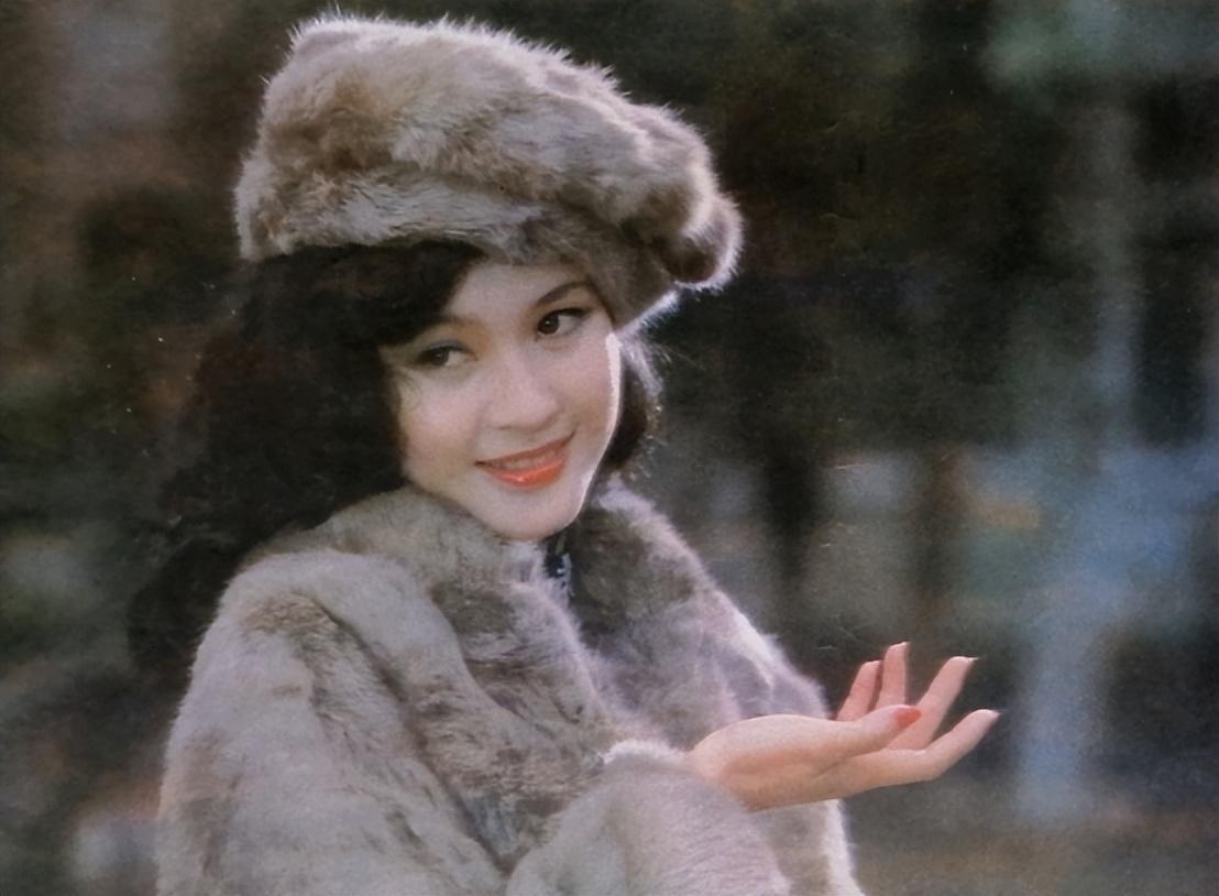 班花方舒60岁照片曝光满脸沧桑判若两人失败婚姻是她一生的痛