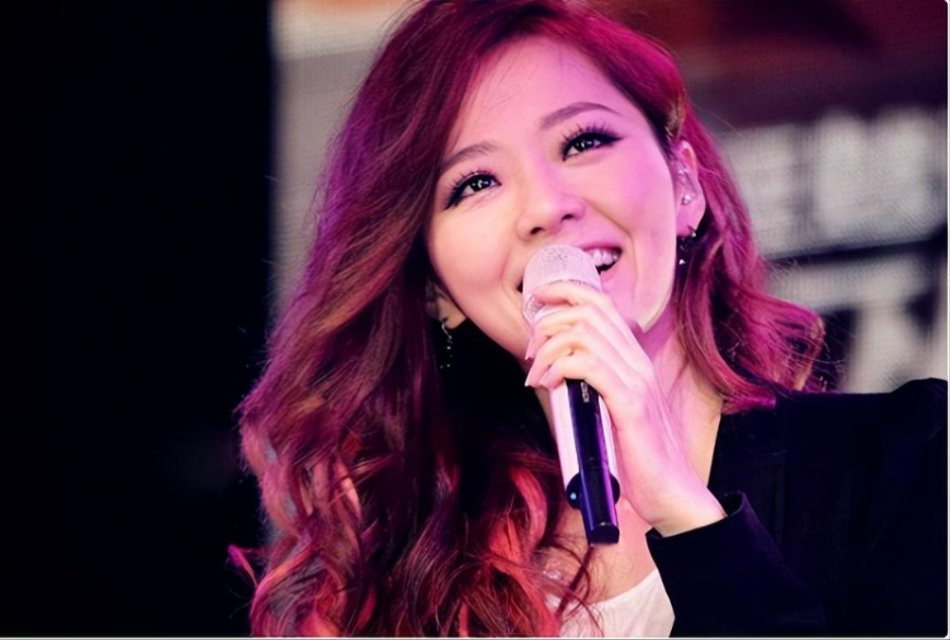 张靓颖被骗财骗色15年为其打乳钉最后支付了6个亿的分手费