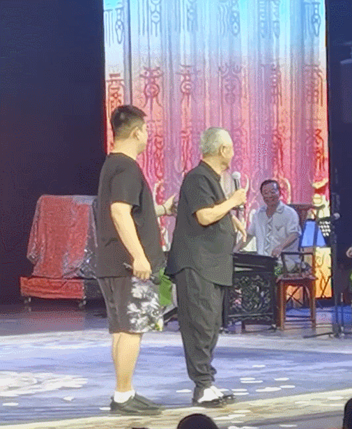 他曾与众多徒弟表演二人转经典节目《墙里墙外》,无论唱歌,吹,拉,弹