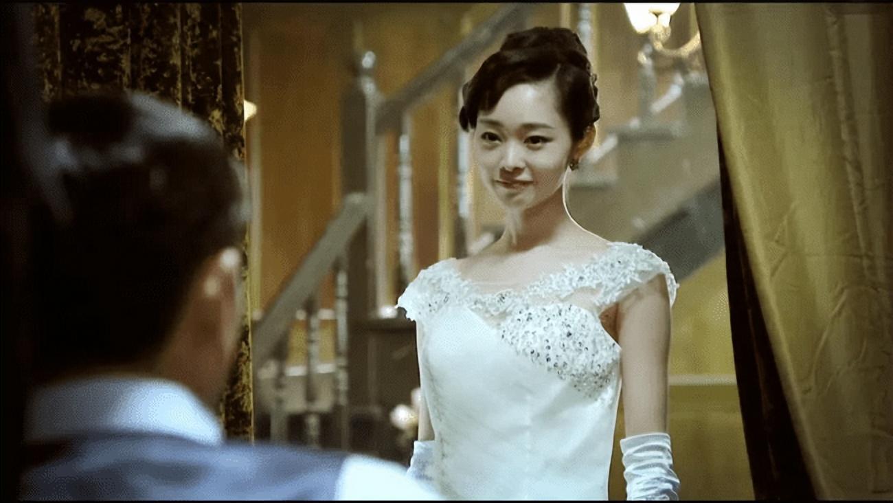 其实宋轶的五官分开看,并没有过人之处,鼻子还有些塌,但却很耐看,就像