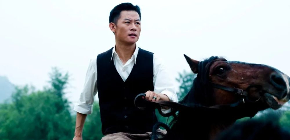 有一个剧组的导演来学校面试演员,李健就凭着帅气的外表,和出生在军人