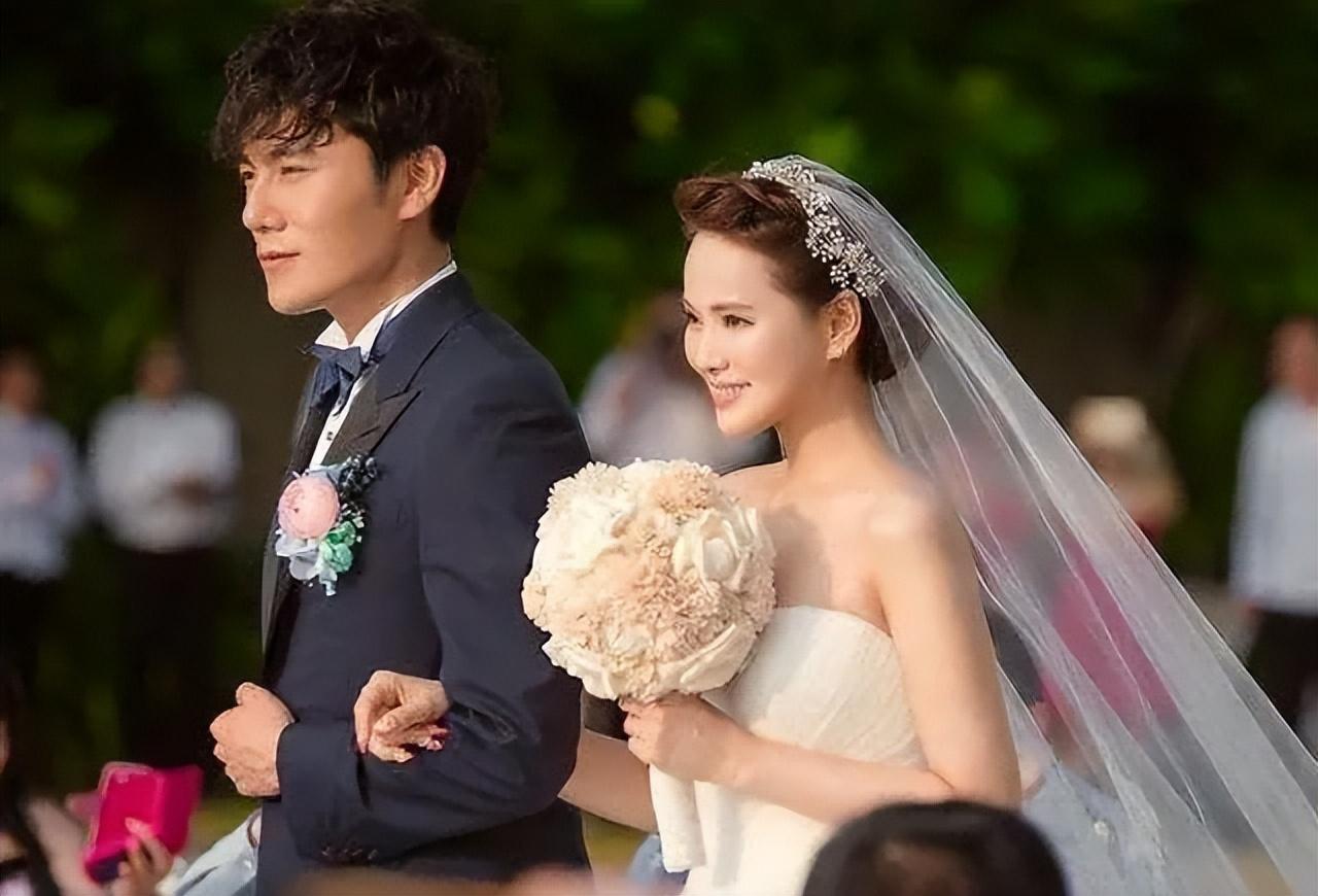 回顾唐嫣女儿出生都是罗晋照料丈夫弯腰提裙嫁给了爱情