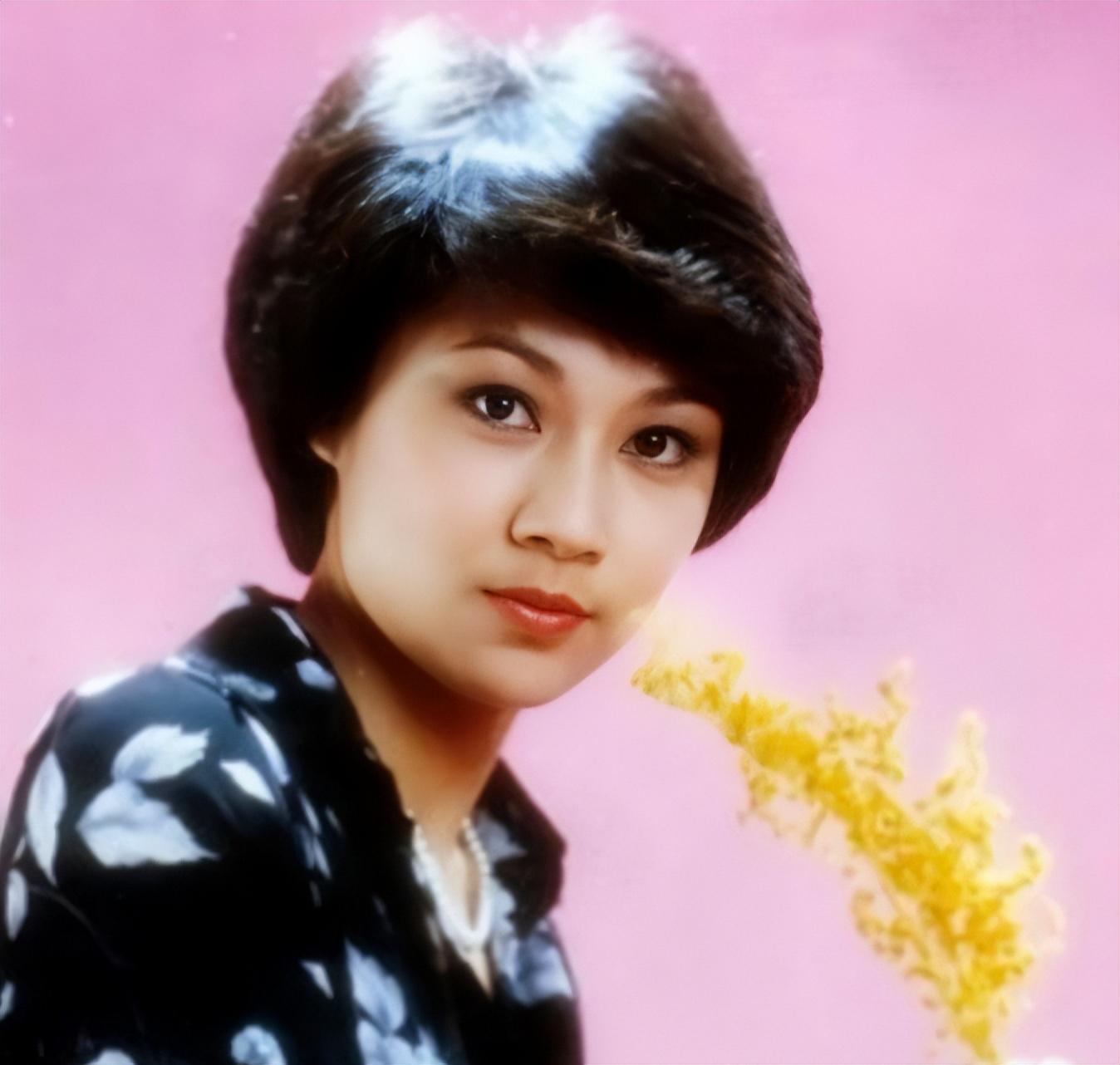 1977年事业如日中天之时嫁给了演员郭峰,那一年欧阳佩珊24岁,这一段的