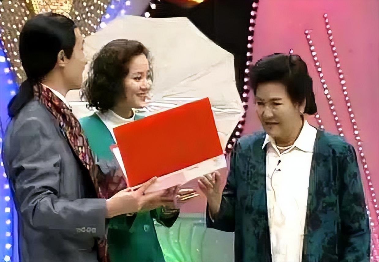 1995年,赵丽蓉春晚小品《如此包装》力压赵本山,被全国的观众熟知,鲜