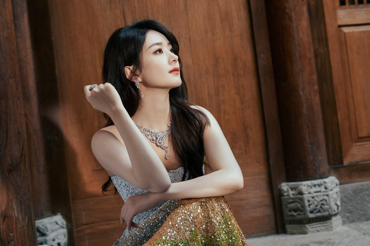 赵丽颖穿银色闪光抹胸裙# 4月12日,赵丽颖一组新造型释出,穿银色闪光