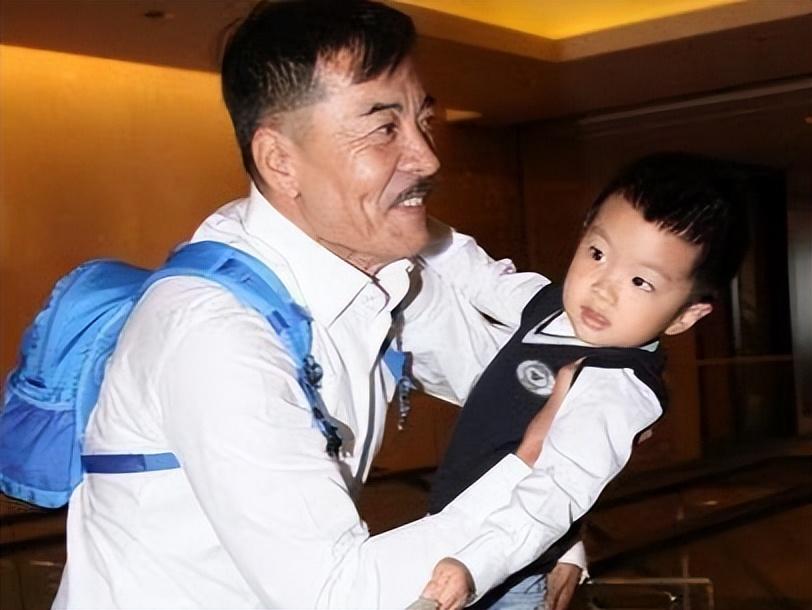 回顾刘威曾8个月内接连失去父母为养活儿子拍戏摔断6根肋骨