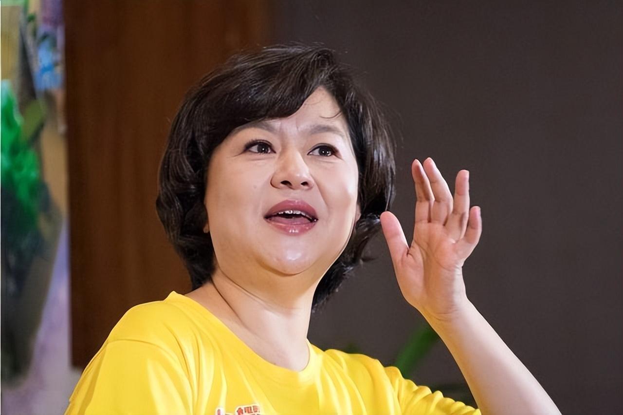 央视主持人鞠萍离异后44岁带儿子再嫁有苦有甜一切都值得