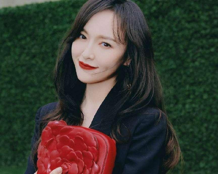 回顾唐嫣女儿出生都是罗晋照料丈夫弯腰提裙嫁给了爱情