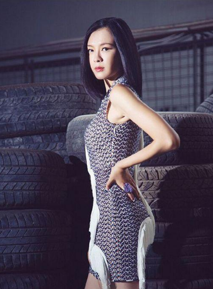 回顾主持人李艾嫁给自己经纪人婚后一直分房睡如今怎么样了