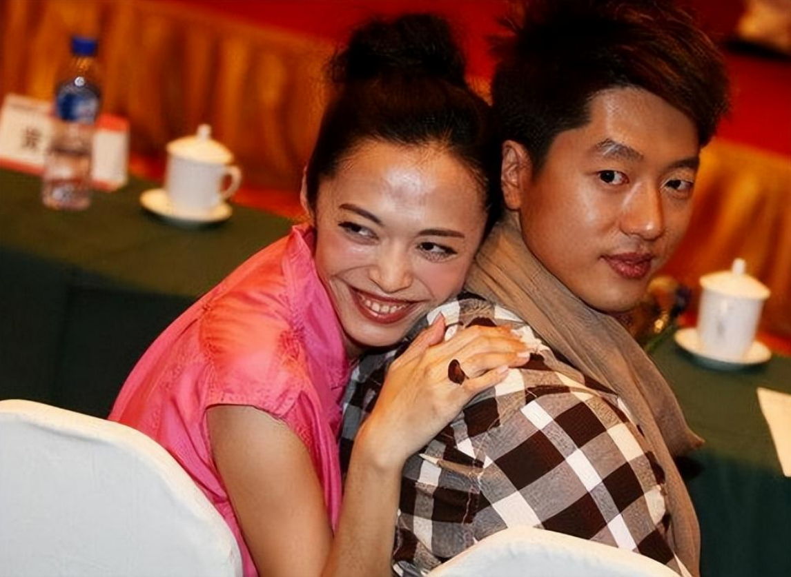 回顾唐一菲和凌潇肃结婚6年生下一儿一女她过得幸福吗