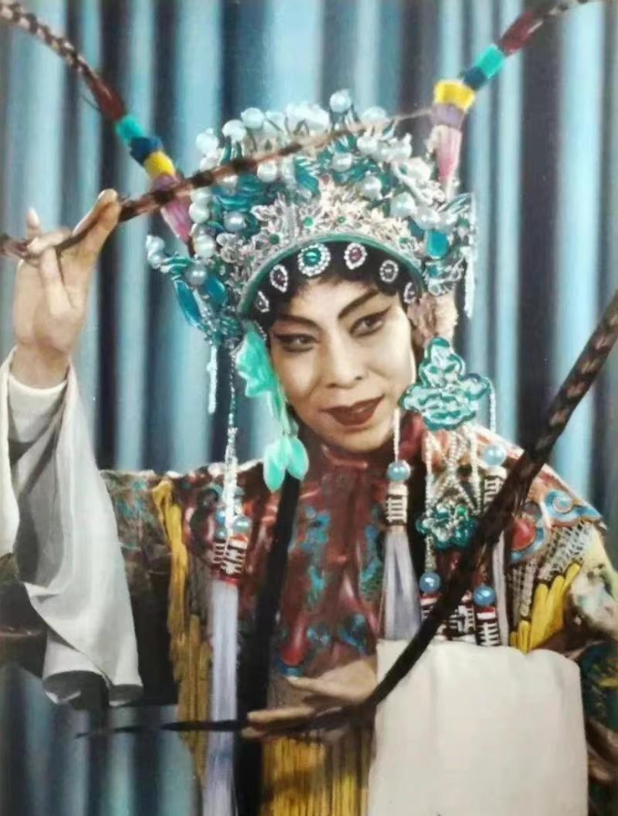 而凭借着这些优秀的作品,深得观众喜爱的花艳君,也一跃成为了国家一级