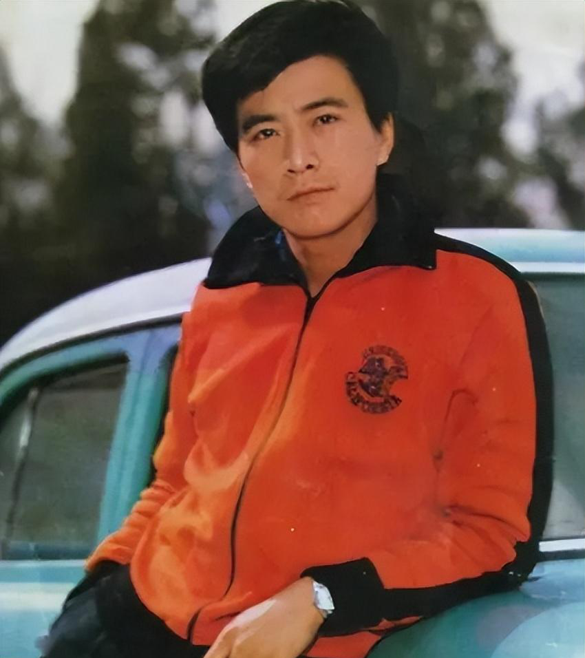 回顾周里京帅气阳刚三十年不敢忘亡妻成一生之痛