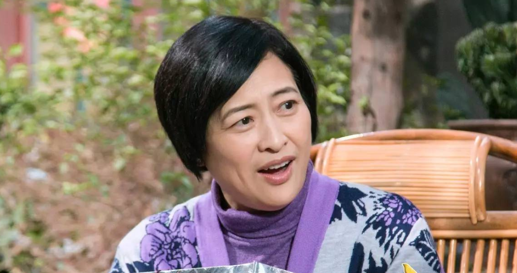 刚到团里报道的那天,许娣一眼就在人群中看到了俞建伟的身影,她下意识