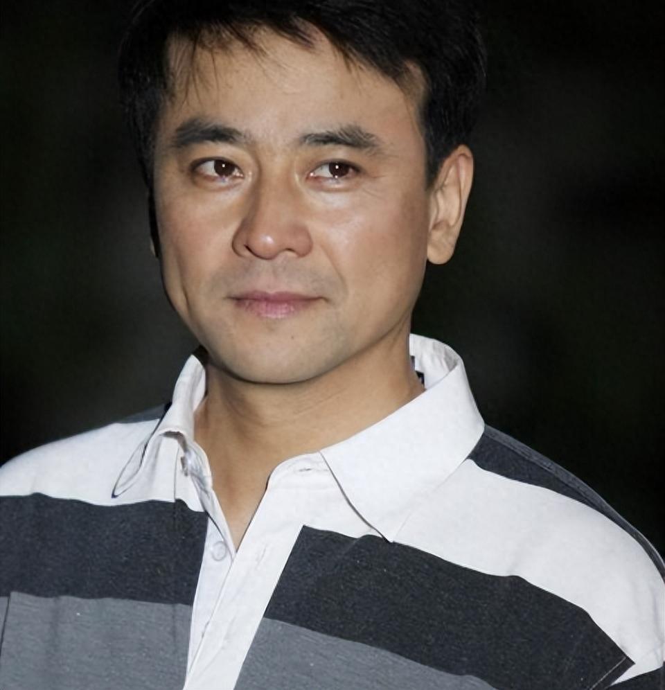 回顾演员罗钢娶小23岁郝蕾陪娇妻战胜遗传病48岁老来得子