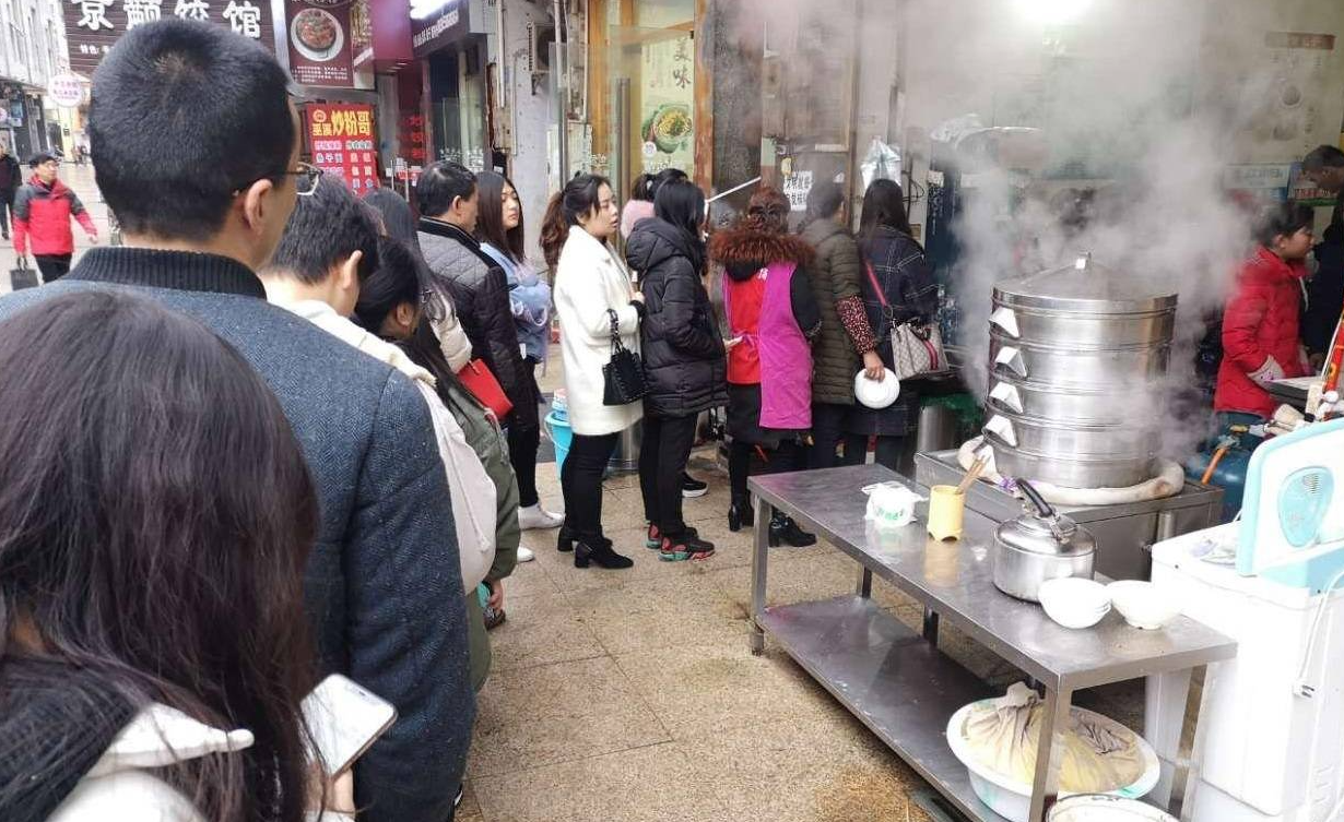 起初,陈锡良只是偶尔出现身体摇晃,手脚不协调的症状.