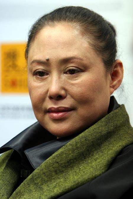 回顾斯琴高娃74岁垂垂老矣瑞士老公已去世现依旧在国内拍戏