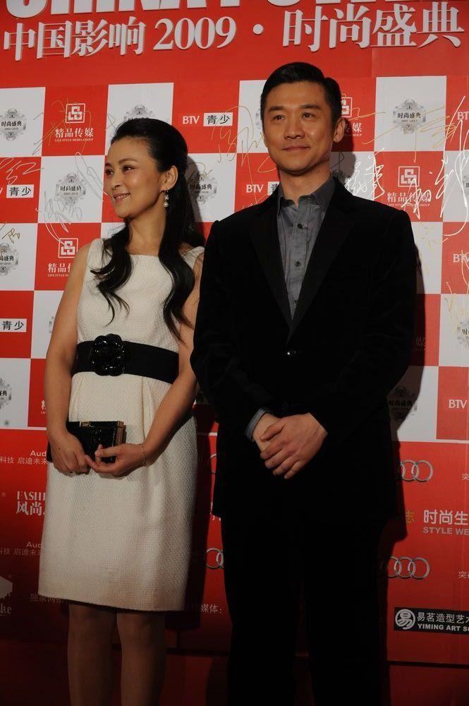 回顾与黄志忠离婚后带儿子嫁小丈夫10年过去如今怎么样了