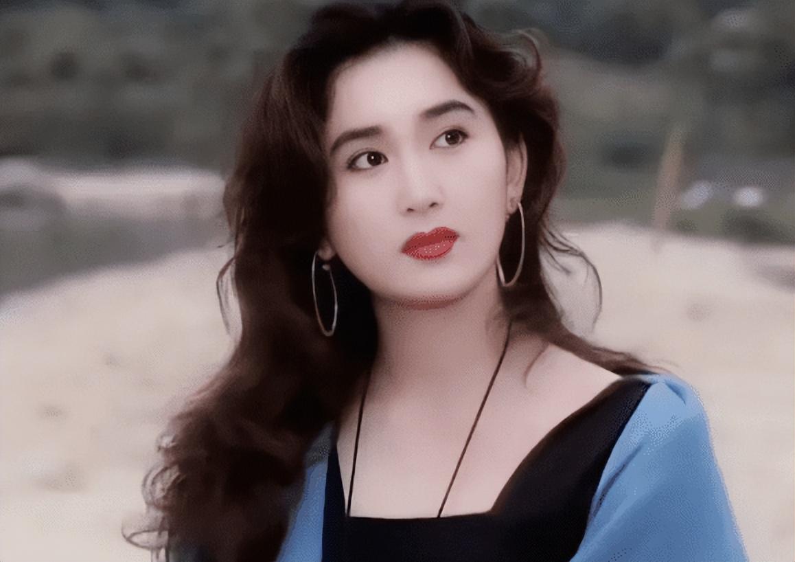 拍摄《靓妹仔》正式出道,凭借剧中的"艾琳"一角色进入香港最佳新人奖