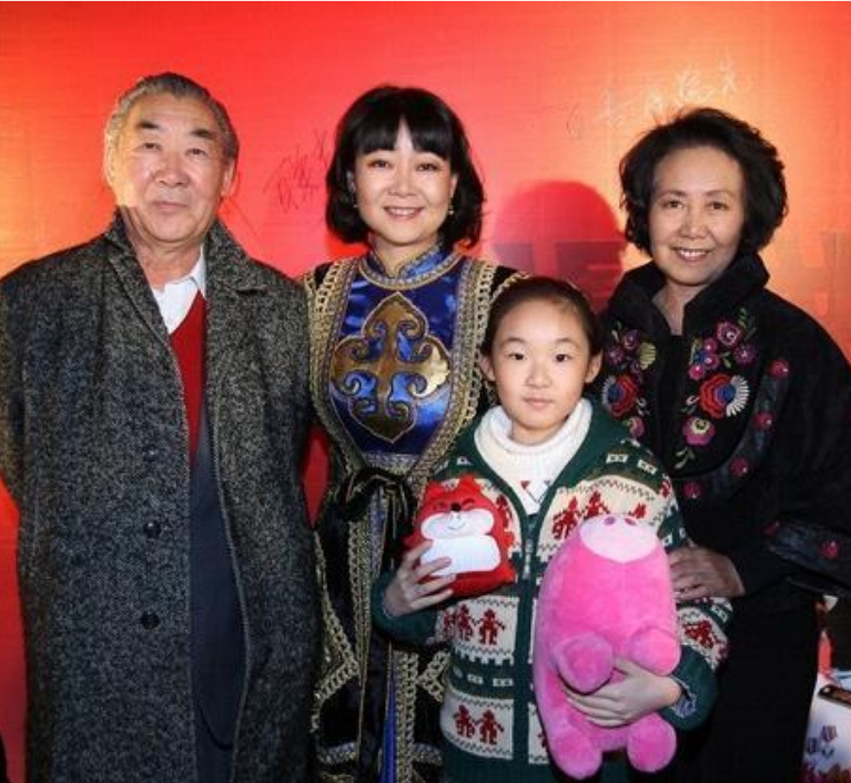 她38岁演闯关东成名嫁17岁初恋结婚33年丈夫甘当煮夫