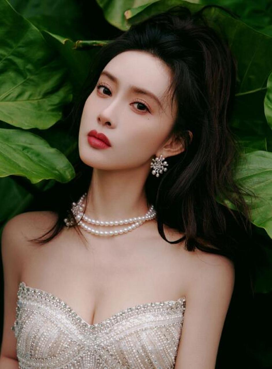 孟子义身材# 孟子义低头的时候秀出事业线,身材真是太好了.