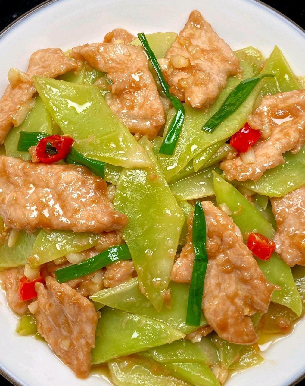 莴笋炒肉的家常做法,做法简单超级好吃!好吃又不腻的莴笋炒肉出锅啦!