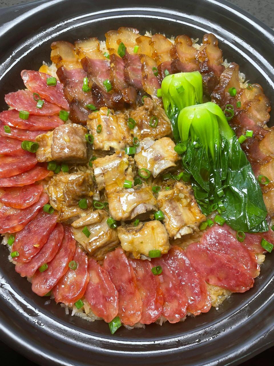 排骨腊味煲仔饭!焦香味十足!