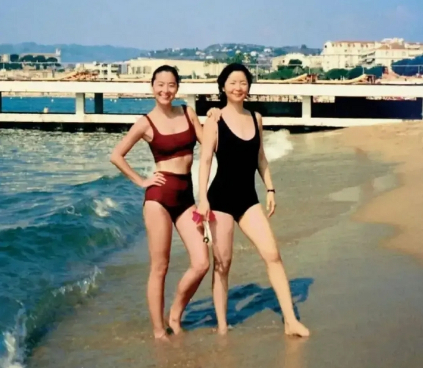 林青霞与挚友邓丽君在国外共度悠闲时光,留下了一张泳装合影.