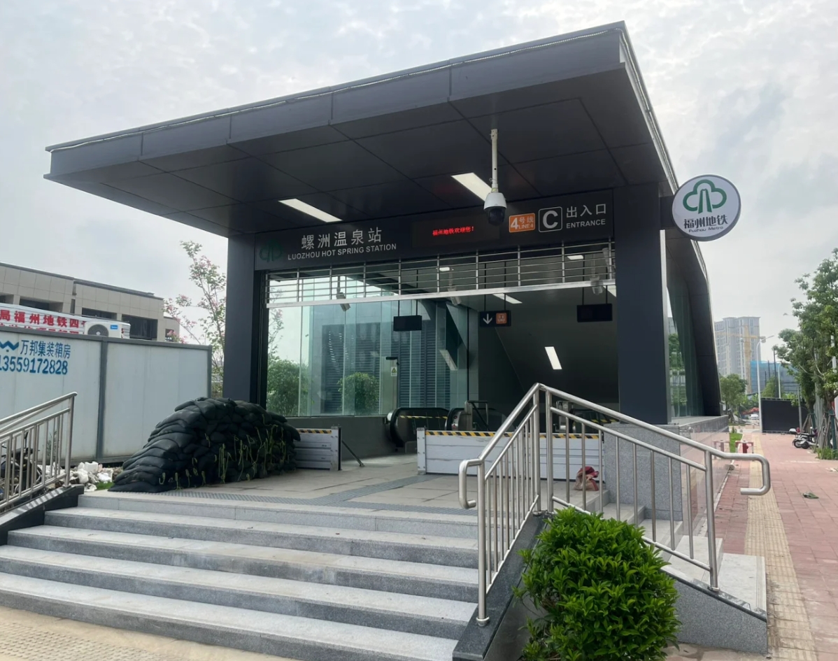 路过地铁口遇到了一位衣衫褴褛的流浪老爷爷