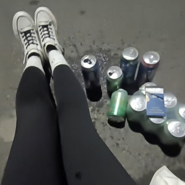 夜色中,她孤独地坐在马路边上,旁边放着十几瓶啤酒