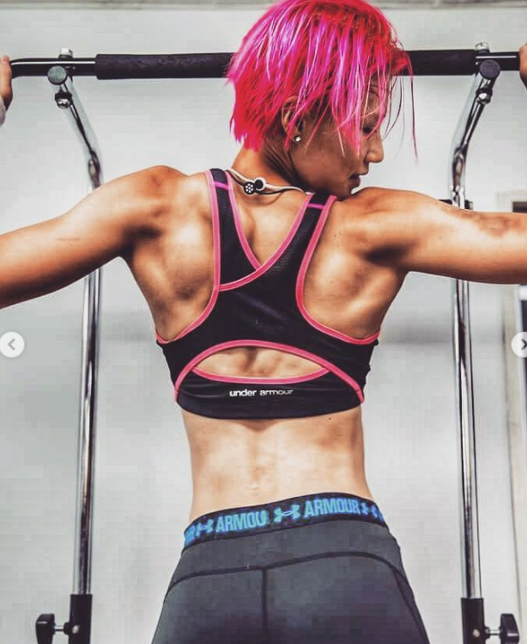 这背部的肌肉,已经比一些男性的肌肉都发达了,一看平时就没少练背!